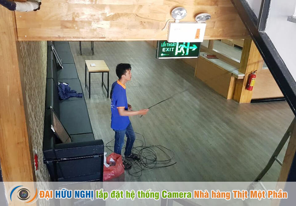 camera-nha-hang-thit-1-phan